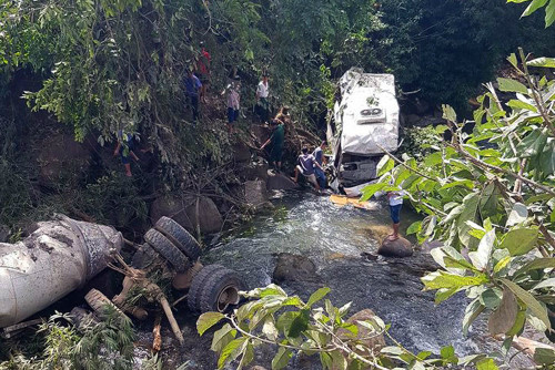 Hiện trường vụ tai nạn khiến 13 người chết