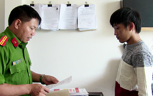 Huy nghe đọc lệnh khởi tố