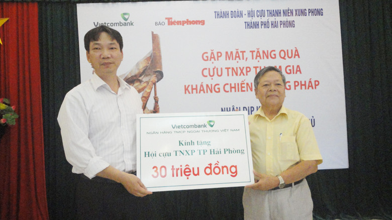 Trao quà cho cựu TNXP chống Pháp tại Hải Phòng