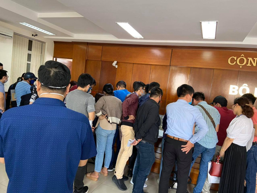 Người dân chen lấn nộp hồ sơ xin xác nhận tại quận Hải An