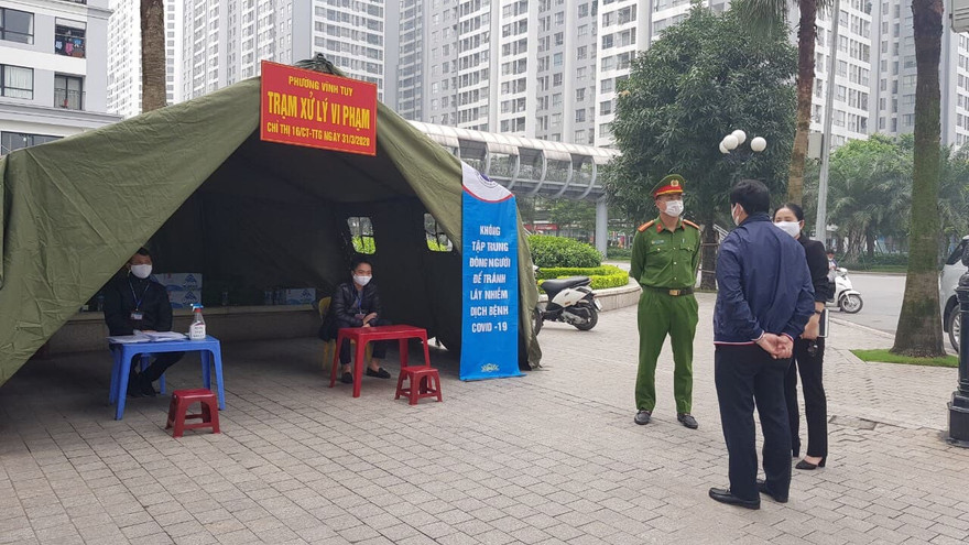 Người dân tụ tập uống nước đoạn trước cổng Bệnh viện Nhi Trung ương