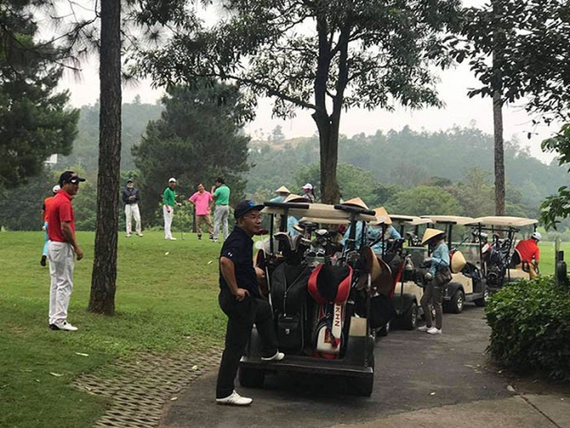 Cảnh "tắc đường" trên sân golf Tam Đảo (Vĩnh Phúc)