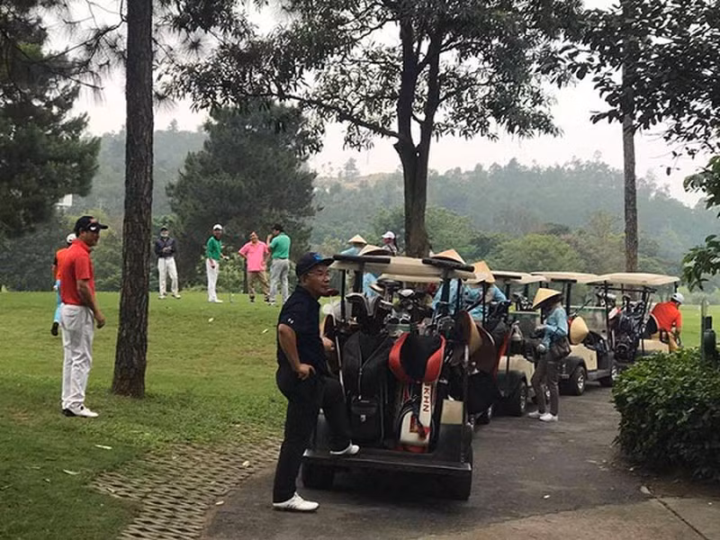 Cảnh "tắc đường" trên sân golf Tam Đảo (Vĩnh Phúc)