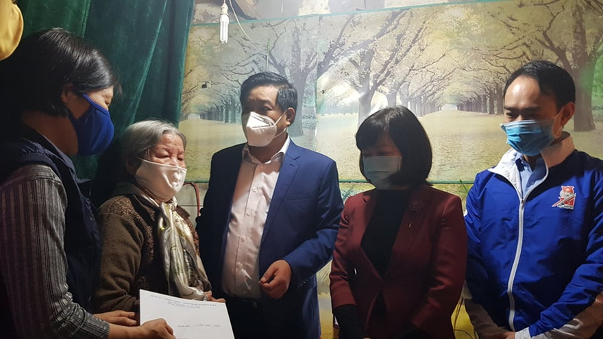 Ông Đinh Hồng Phong, Phó Chủ tịch UBND quận Hoàn Kiếm trao quà cho hộ có hoàn cảnh khó khăn trên địa bàn