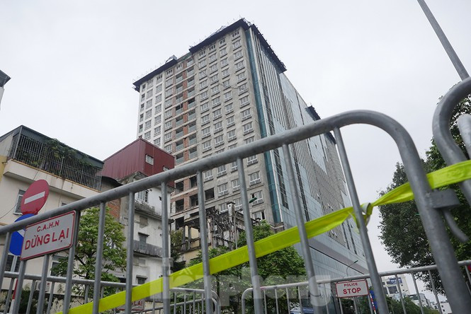 Phong tỏa phố Lê Trực. Ảnh Hoàng Mạnh Thắng