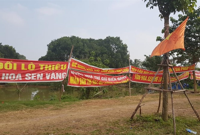 Người dân căng băng rôn phản đối dự án nghĩa trang Thanh Tước. Ảnh: Hiểu Minh