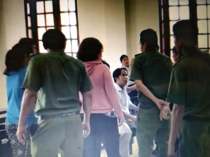 Cảnh hoản loạn tại tòa ngày 23/7 dẫn đến khởi tố vụ án.