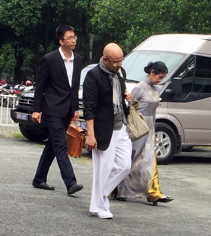 Ông Đặng Lê Nguyên Vũ cùng luật sư đến tòa sáng nay 3/8.