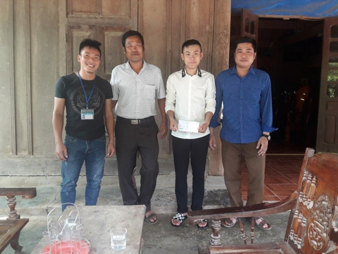 Chính quyền địa phương thăm tặng quà cho em Lương Thế Mạnh (áo trắng) vì hành động dũng cảm.