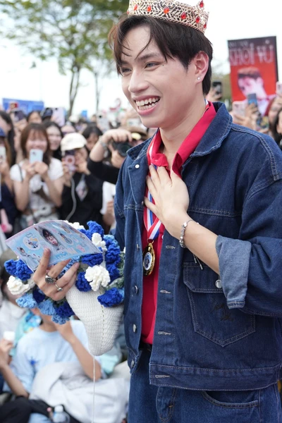 Hàng nghìn khán giả vây kín 30 anh trai