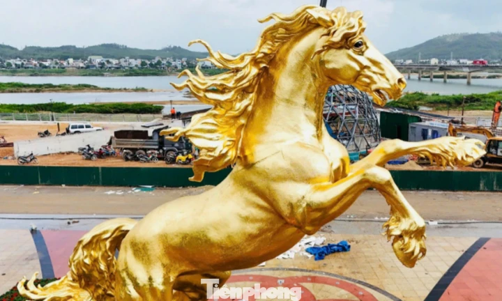 Trầm trồ trước linh vật ngựa vàng vừa lộ diện