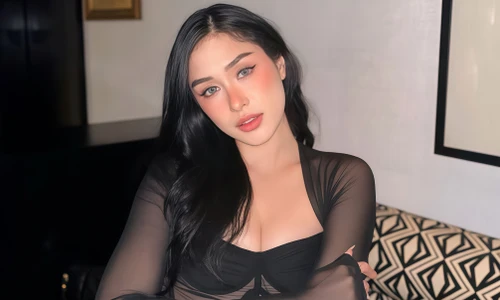 Á hậu Quốc tế từ bỏ danh hiệu