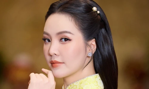 Á hậu Thụy Vân chạy show ngày cuối năm