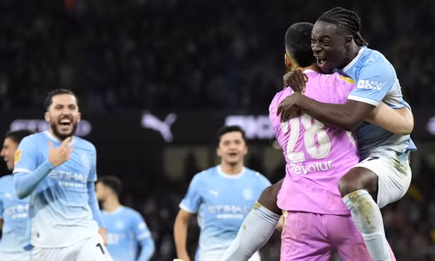 Rulli hóa người hùng, Man City đánh bại Brighton trên chấm luân lưu