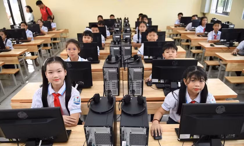 Hơn 2.300 học sinh Hà Nội có thêm “cỗ máy tri thức” để học tập và khám phá