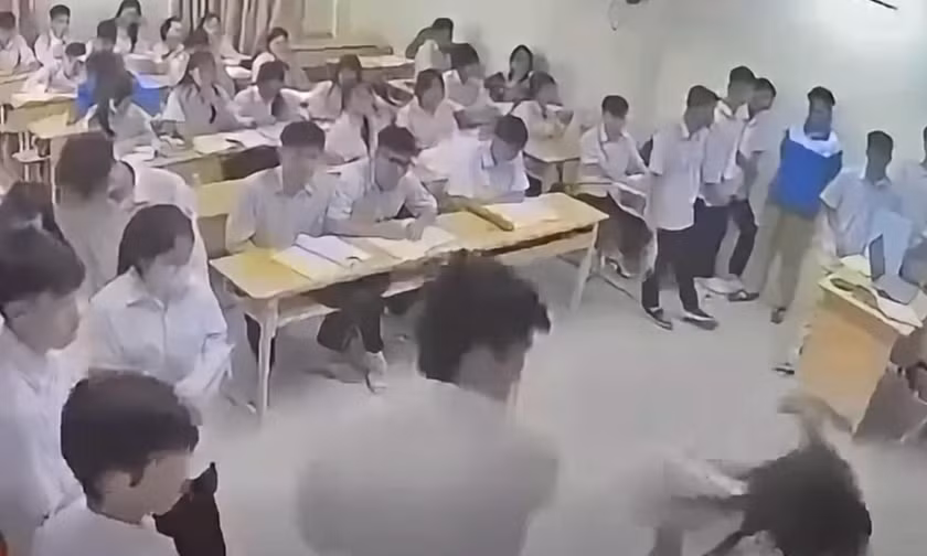 Hà Nội: Nam sinh bị bắt khẩn cấp sau khi hành hung cô giáo ngay trong lớp học