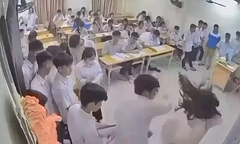 Nam sinh lớp 12 ở Hà Nội hành hung cô giáo có thể bị xử lý thế nào theo pháp luật?