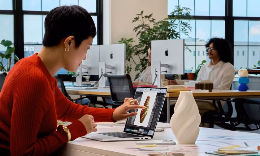 Apple lần đầu đưa màn hình cảm ứng lên MacBook Pro, logo phát sáng quay trở lại