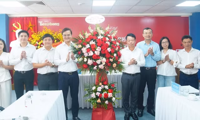 Bí thư thứ nhất T.Ư Đoàn chúc mừng Báo Tiền Phong nhân Ngày Báo chí Cách mạng Việt Nam