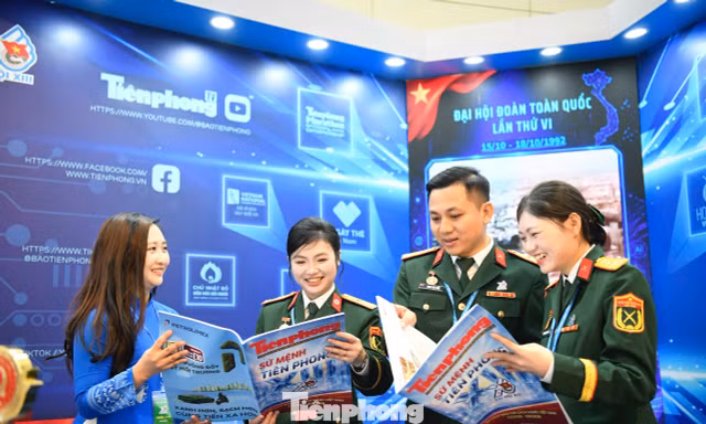 Đại biểu Đại hội Đoàn XIII sôi nổi check-in tại gian trưng bày Báo Tiền Phong 