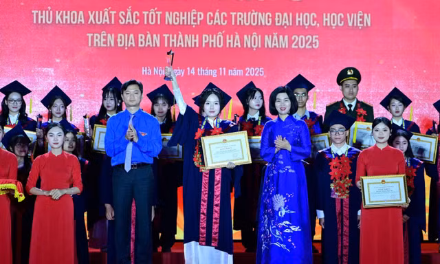 Vinh danh 95 thủ khoa tốt nghiệp xuất sắc các trường đại học, học viện trên địa bàn Thủ đô