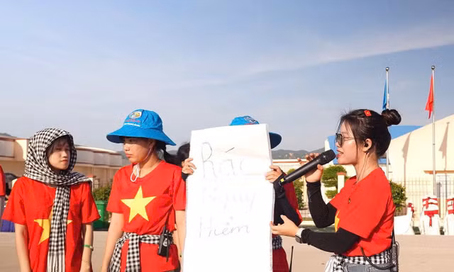 Tuổi trẻ 'sải bước chân S - kiến tạo biển xanh' 