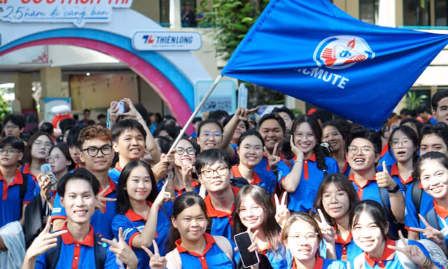 Hơn 6.000 sinh viên tình nguyện TPHCM ra quân tiếp sức sĩ tử