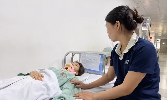 Học sinh đánh hội đồng, quay clip phát tán: Tổn thương kép của bạo lực học đường 