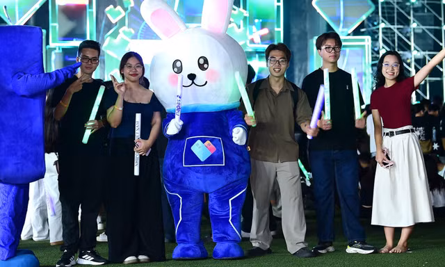 Bùng nổ năng lượng tuổi trẻ trong đêm nhạc Fest 'Chạm Việt Nam' 
