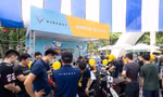 Người Hà Nội nhộn nhịp 'đổi xăng lấy điện', tận dụng ưu đãi kép để mua xe máy điện VinFast giá hời