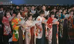 Sinh viên Đại học Kyoto (Nhật Bản) diện trang phục độc đáo trong lễ tốt nghiệp