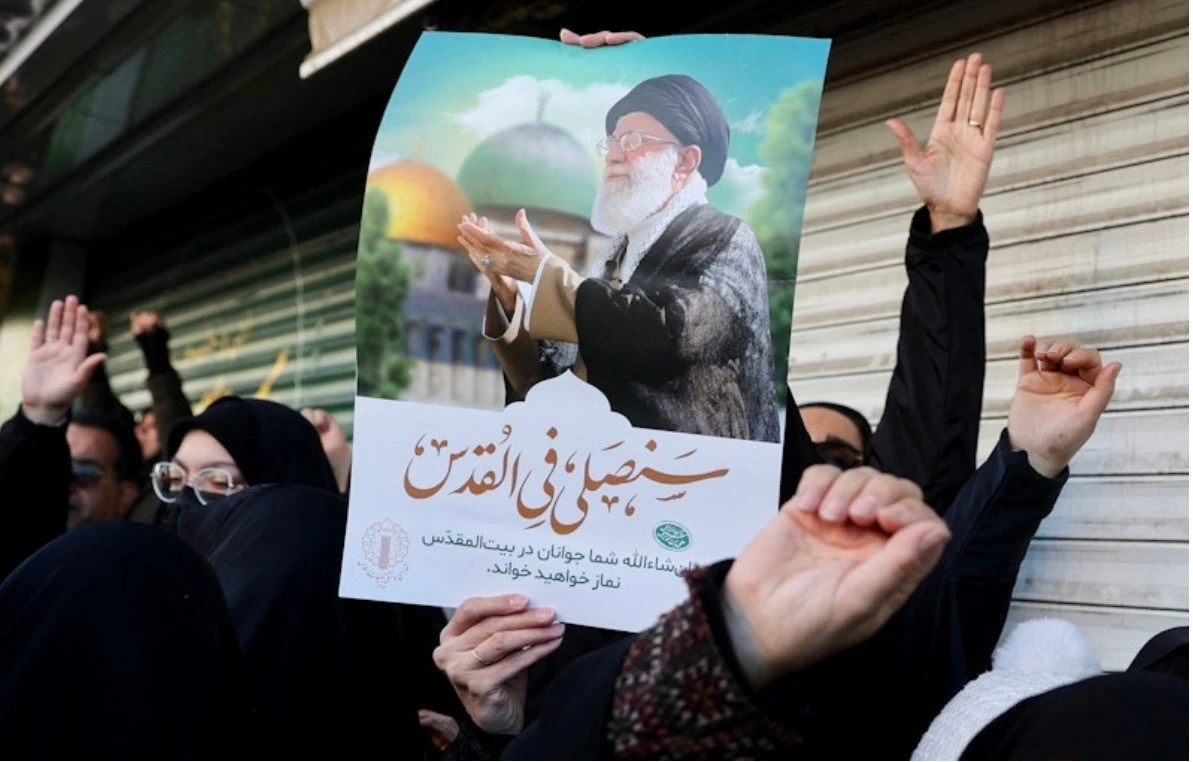 Mỹ tấn công Iran sau vận động của Israel và Ả-rập Xê-út, Đại giáo chủ Khamenei thiệt mạng