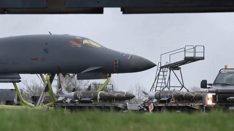 Hình ảnh máy bay ném bom B-1 Mỹ nạp bom phá boongke