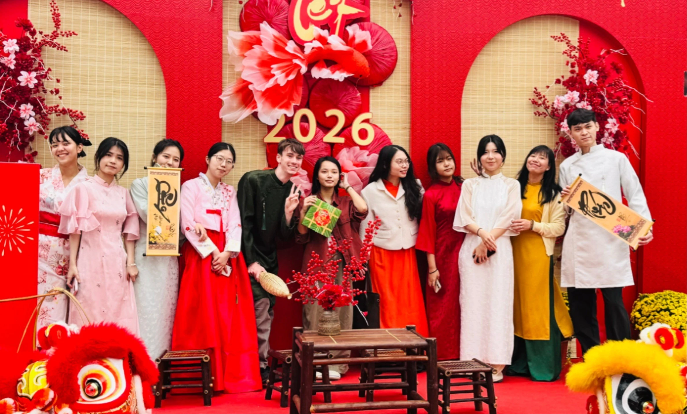Sinh viên quốc tế hào hứng trải nghiệm Tết Việt tại Đại học Hà Nội