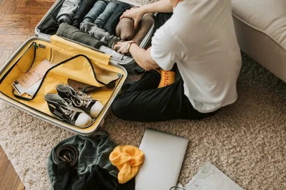 Bí quyết mang đủ quần áo mặc 2 tuần chỉ với hành lý xách tay