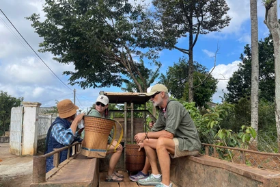 Khách nước ngoài thích thú trải nghiệm các món ăn đặc sản của người Ê Đê.