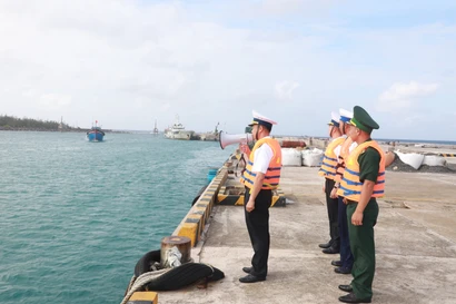 Quân, dân đảo Trường Sa dâng hương tại Đài tưởng niệm các Anh hùng, liệt sĩ. 