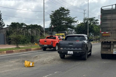 Đường hơn 600 tỷ đồng tiếp tục hư hỏng, người dân đặt thùng xốp cảnh báo.