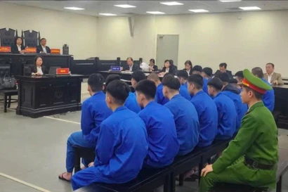 Nhóm 'quái xế' vô cớ dùng đinh ba đâm nhiều người đi đường