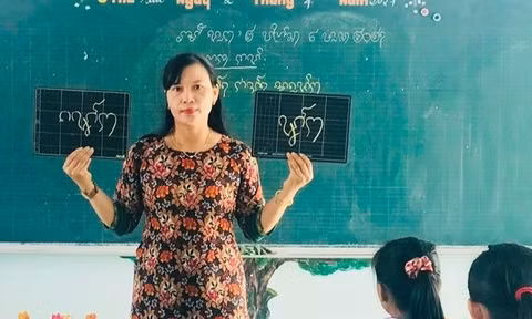 Ngoài việc dạy cho học sinh, cô Kim Anh (thứ tư từ phải sang) còn tham gia đào tạo ngôn ngữ Chăm cho lực lượng công an, bộ đội 