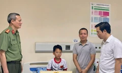 Công an Quảng Ninh nhận đỡ đầu cháu bé sống sót vụ lật tàu trên vịnh Hạ Long