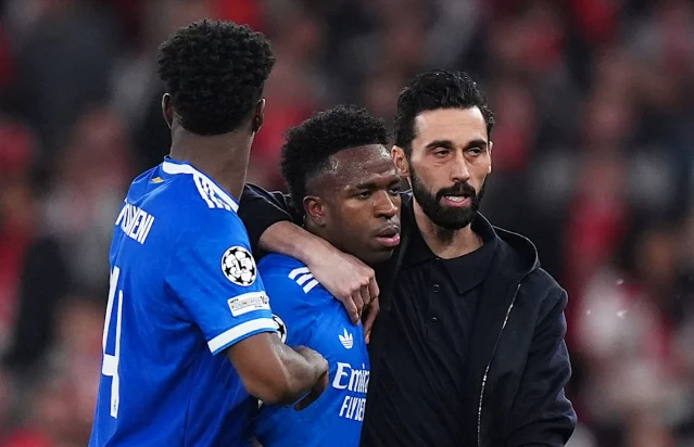 Vinicius bị xúc phạm phân biệt chủng tộc, Mbappe phẫn nộ lên tiếng bảo vệ đồng đội