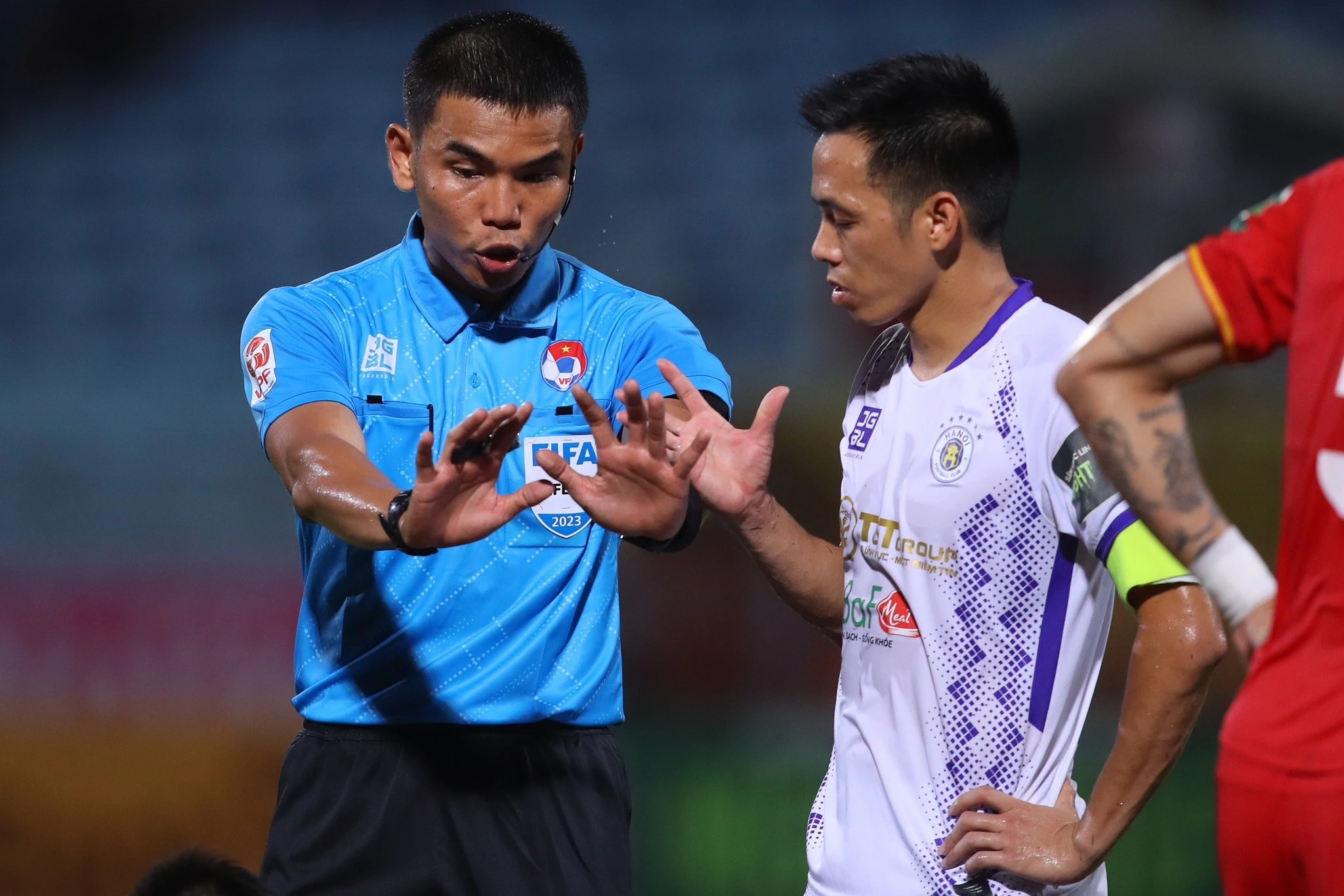 Trọng tài Thái Lan Songkran Bunmeekiart và Mongkolchai Pechsri điều hành trận đấu tại V.League