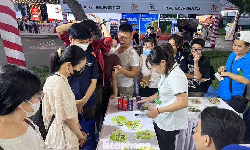 Người dân TPHCM rồng rắn 'check-in' đi hội hàng Việt