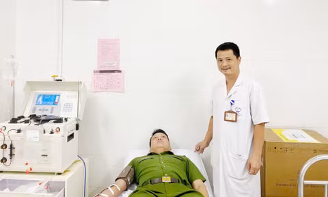 Trung tá Lê Tuấn Anh hiến tiểu cầu cứu bệnh nhân nguy kịch.