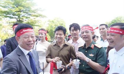 Hàng nghìn người tham quan gian hàng ở Chủ Nhật Đỏ 