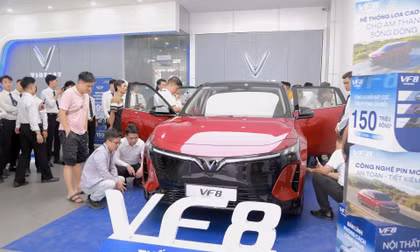 SUV điện VinFast VF 8 thế hệ mới chinh phục các gia đình mê xê dịch