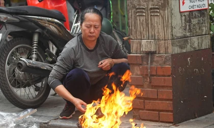 Phố cổ Hà Nội nghi ngút khói, người dân đốt vàng mã ngoài đường 