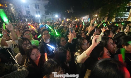 Hàng nghìn người vây kín Trúc Nhân, Lam Trường trước Nhà hát Lớn Hà Nội