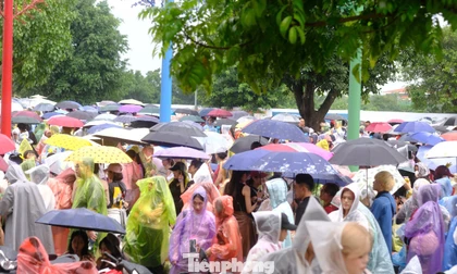 Hàng vạn người đổ về Hưng Yên bất chấp mưa lớn
